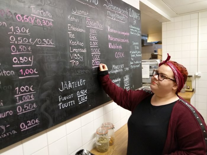 Fanni työskentelee Klubitalon kahvilassa.