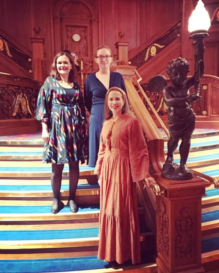 Sonja, Päivi ja Peppi Titanic-museon portailla.