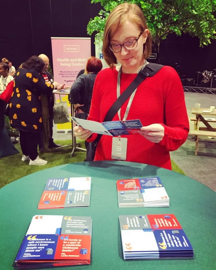 Sonja lukee Suomen Klubitalot ry:n esitettä.