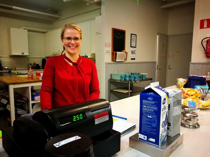 Klubitalon johtaja Tanja Klubitalon kahvilassa.