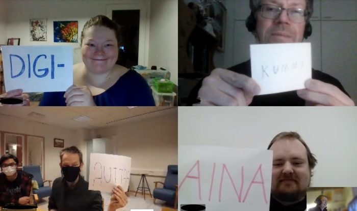 Kuvassa neljä digikummia käsissään kyltit: Digikummi auttaa aina.