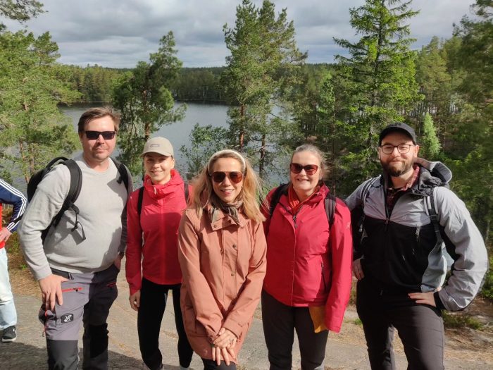 Suomen Klubitalot ry:n tiimiä Matildajärven edessä