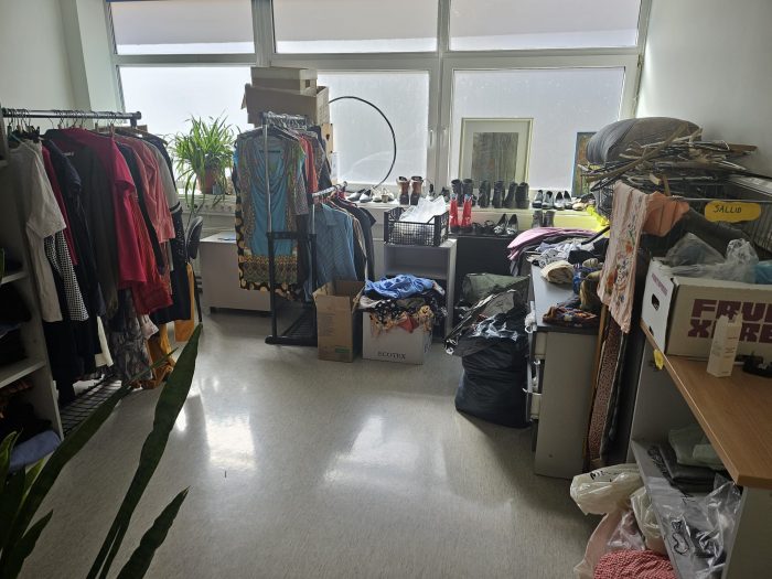 Klubitalolla on huone, josta jaetaan ilmaisia vaatteita tarvitseville.